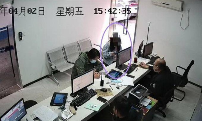 Li (khoanh tròn) đến đồn cảnh sát tố cáo hành vi của bạn trai cũ. Ảnh: Sina.