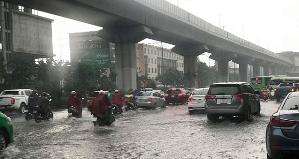 Trước kỳ nghỉ lễ 30/4, Hà Nội trời mưa lạnh