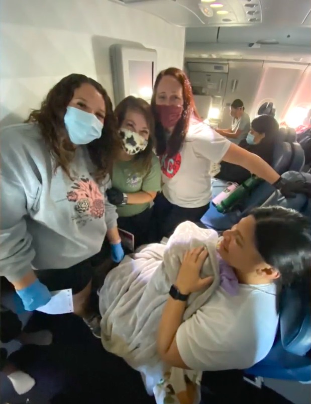 Ba y tá hỗ trợ Lavinia sinh con trên máy bay. Ảnh: Fox 4