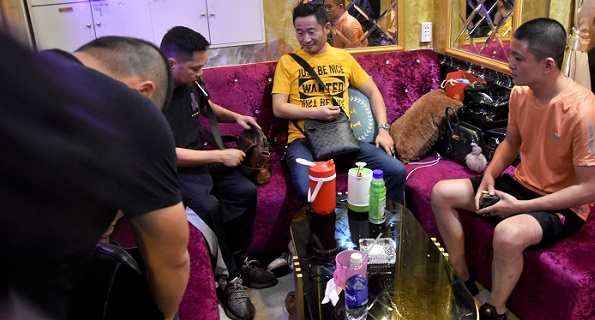 Dù đang tự cách ly, chuyên gia Trung Quốc vẫn đi karaoke trá hình