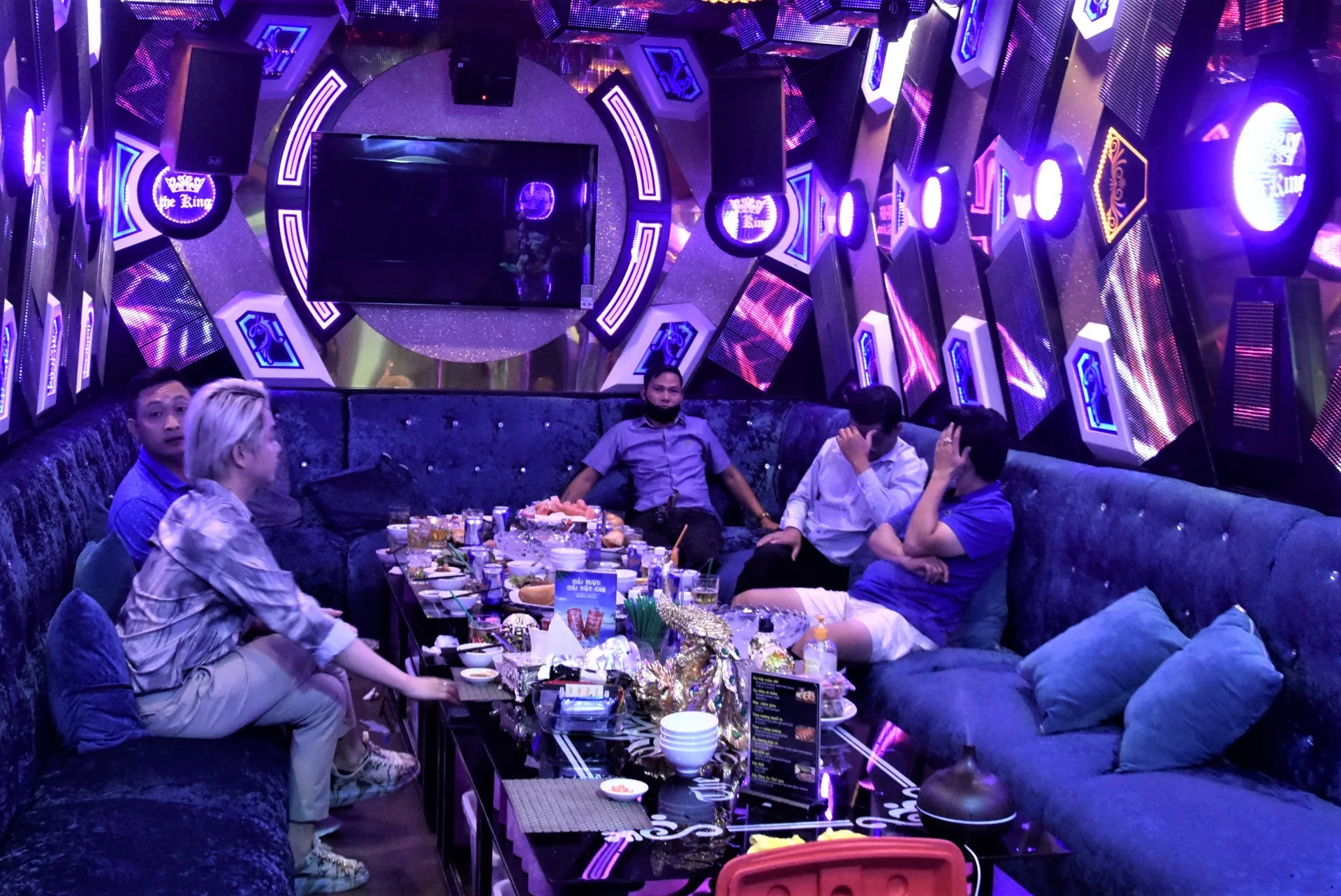 Dù đang tự cách ly, chuyên gia Trung Quốc vẫn đi karaoke trá hình khiến nhân viên thiếu nội y bỏ chạy tán loạn - Ảnh 1