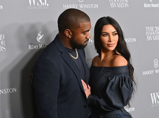 Kim Kardashian được cho là không biết gì về bức tượng trên.