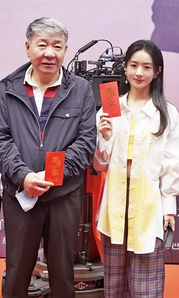 Diễn viên Triệu Lệ Dĩnh và đạo diễn Trịnh trong buổi khai máy Hạnh Phúc Tới Vạn Gia