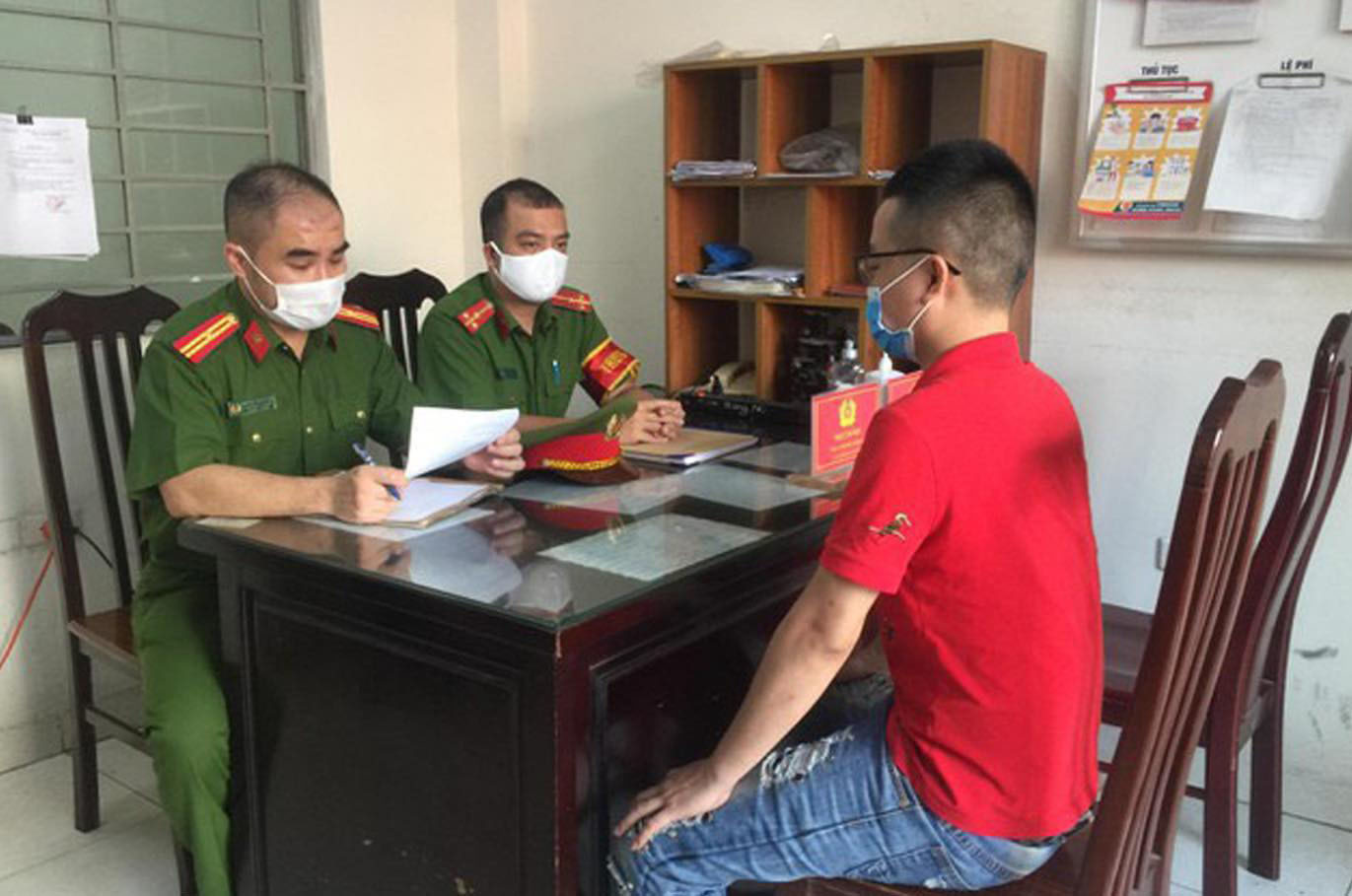 'Lách luật” trong mùa dịch, quán bar ở Hà Nội bị xử phạt 15 triệu đồng - Ảnh 1