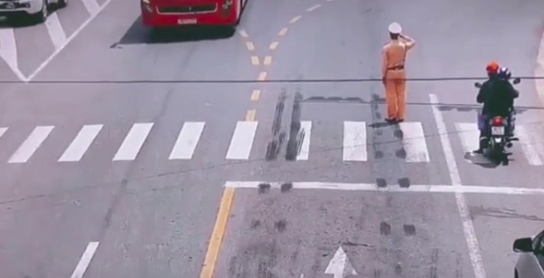 Xúc động video chiến sĩ CSGT Bắc Giang đứng nghiêm chào đoàn chi viện chống dịch từ Quảng Ninh