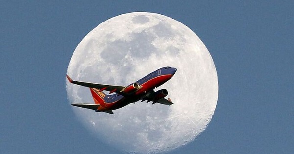 Chỉ sau 2,5 phút bán, vé chuyến bay lên trời ngắm nguyệt thực hết nhẵn