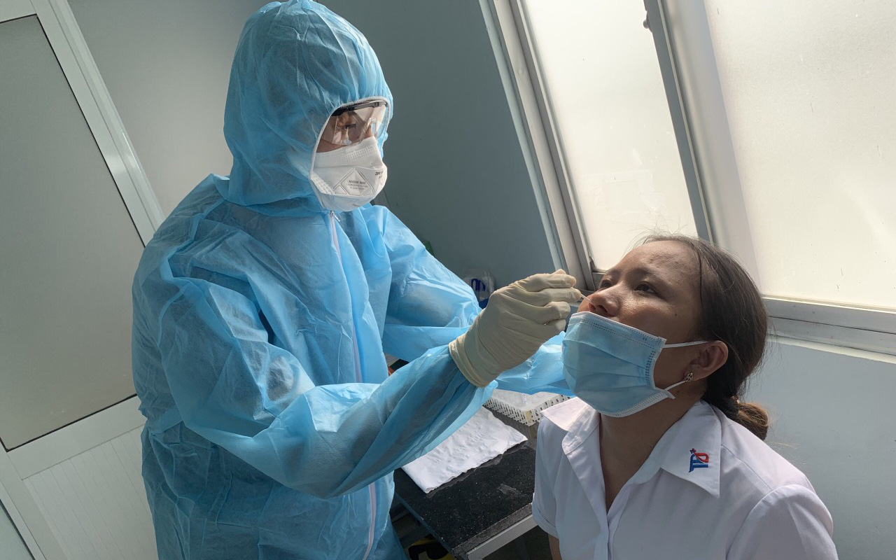 Bắc Giang: Phát hiện 3 nhân viên y tế dương tính với SARS-CoV-2 - Ảnh 1