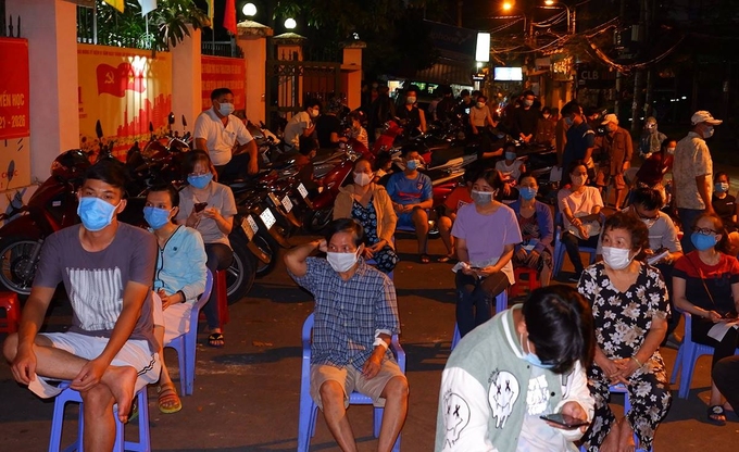  Lấy mẫu xét nghiệm cho người dân phường 9, quận Gò Vấp, đêm 29/5. Ảnh: Trung tâm Kiểm soát Bệnh tật TP HCM.