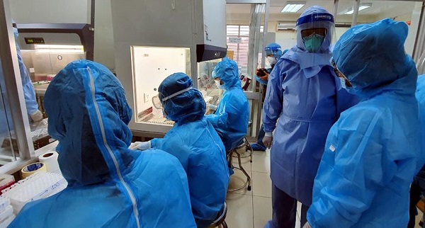 Hà Nội: Phát hiện 2 nhân viên y tế Bệnh viện Thanh Nhàn khi điều trị bệnh nhân dương tính đã mắc Covid-19 