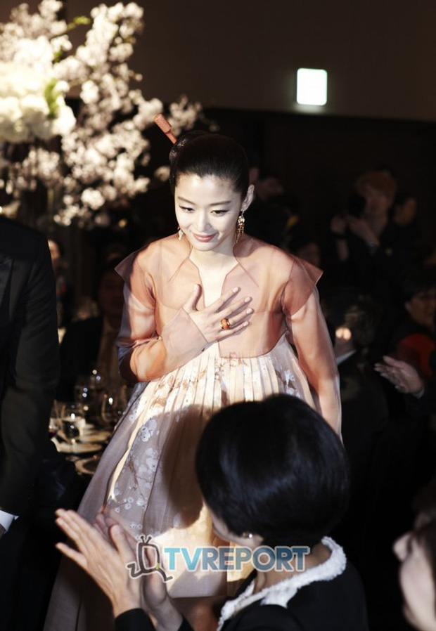 Trong đám cưới, cô đã diện 1 mẫu Hanbok tinh tế, sang trọng được chính bà ngoại chồng thiết kế