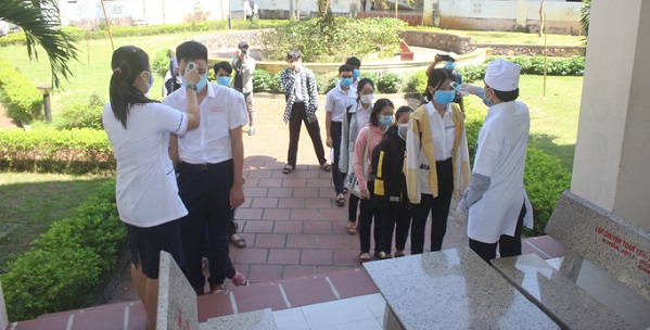 Hải Phòng: Thí sinh lớp 10 diện F1 mặc đồ bảo hộ đi thi, khử khuẩn bài thi 