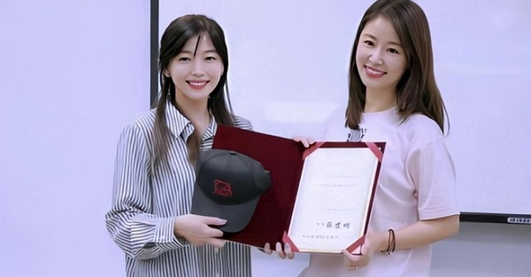 Lâm Tâm Như có bằng thạc sĩ ở tuổi 45 khiến dư luận bất bình