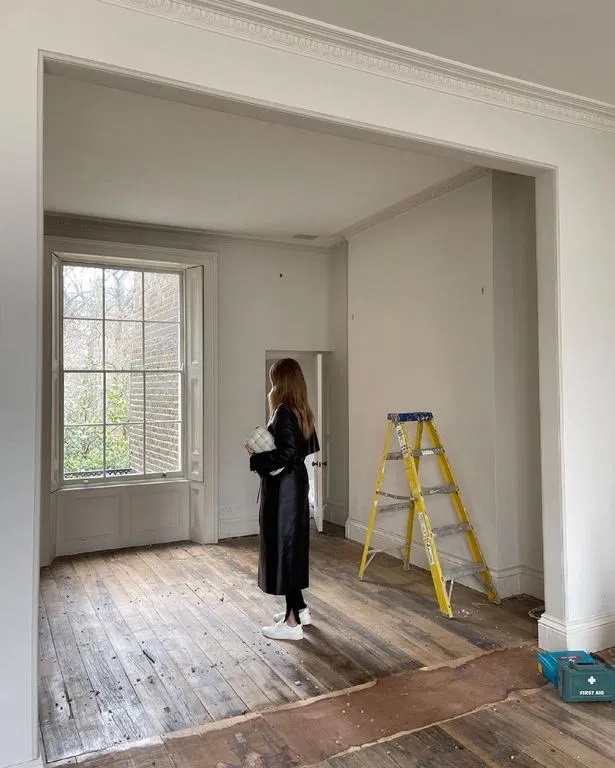 Rosie Huntington-Whiteley theo dõi tiến độ thi công của căn hộ mới. Ảnh: The Sun.