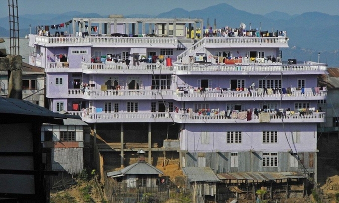 Căn nhà của đại gia đình Ziona Chana ở làng Baktawng Tlangnuam, bang Mizoram, Ấn Độ. Ảnh: Barcroft Media.