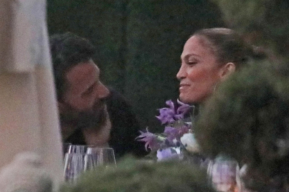 Ca sĩ Jennifer Lopez hôn tài tử Ben Affleck ở nơi công cộng - Ảnh 3