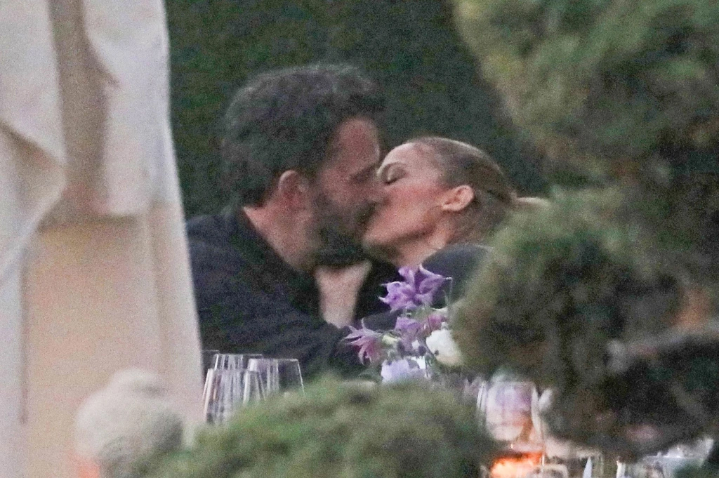 Ca sĩ Jennifer Lopez hôn tài tử Ben Affleck ở nơi công cộng - Ảnh 2