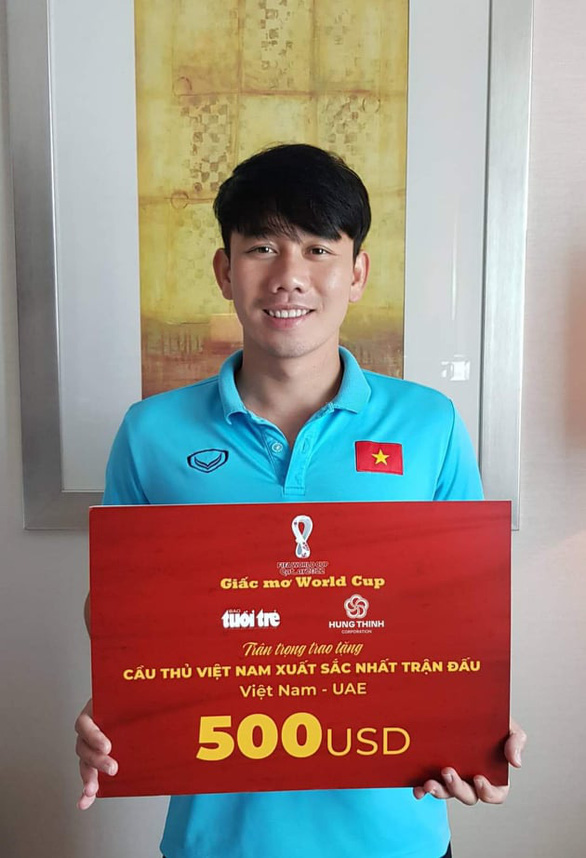 Minh Vương nhận danh hiệu cầu thủ xuất sắc nhất trận Việt Nam - UAE từ chương trình 'Giấc mơ World Cup 2022' của báo Tuổi Trẻ - Ảnh: Tuổi Trẻ