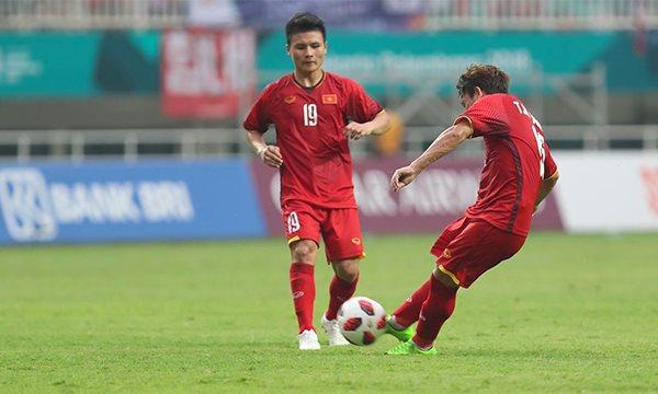 Tiền vệ Minh Vương nhận danh hiệu cầu thủ xuất sắc nhất trận Việt Nam - UAE - Ảnh 2