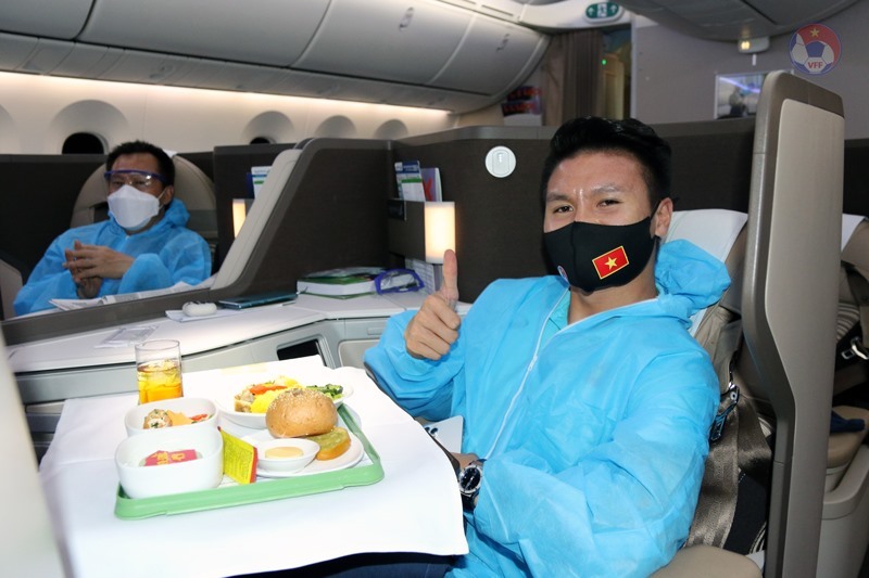 Cầu thủ Việt Nam trên chuyến bay về nước - Ảnh: VFF