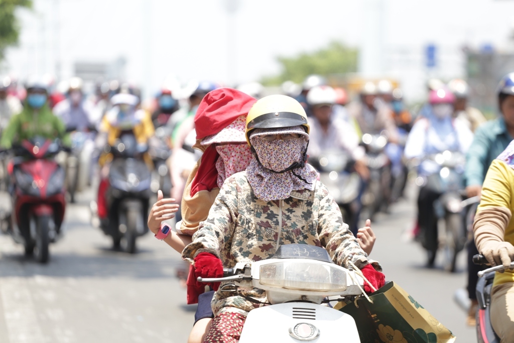 Hà Nội và các tỉnh Bắc Bộ bước vào ngày nắng nóng gay gắt cuối cùng lên tới 41 độ C - Ảnh 2