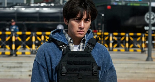 Phim của Ji Chang Wook - “Hard Hit” - có doanh thu mở màn cao ngất ngưởng