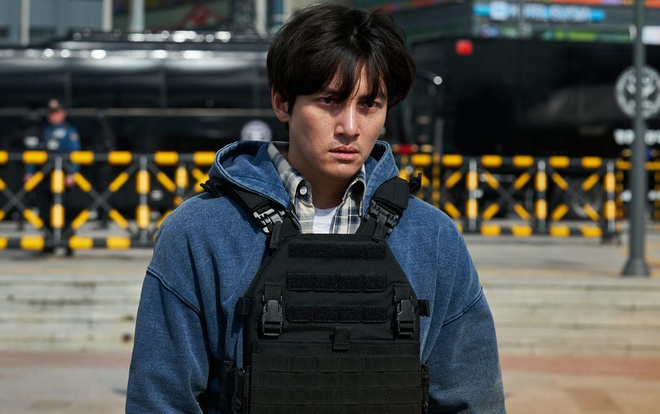 Ji Chang Wook góp mặt trong Hard Hit với vai kẻ khủng bố qua điện thoại. Anh gây ấn tượng với vẻ ngoài tiều tụy. Ảnh: CJ.