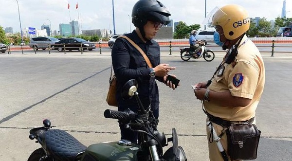 Khi đi một mình, CSGT có được xử phạt người vi phạm?