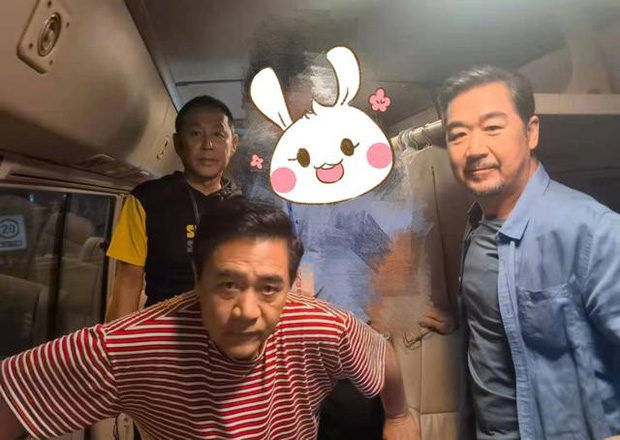 Hình ảnh của nam diễn viên Trần Đạo Minh bên các đồng nghiệp