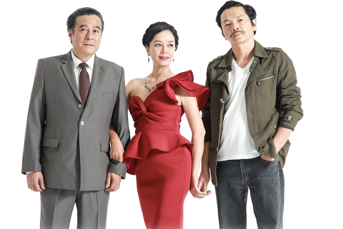 Chiều Xuân (giữa) bên nghệ sĩ Trung Anh (phải) và Mạnh Cường. Phim do Trần Chí Thành đạo diễn.