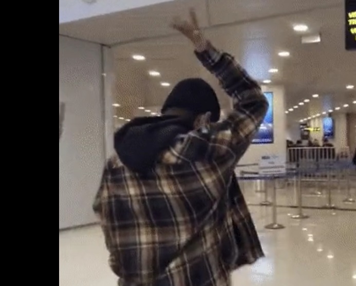 Hành động đẹp của Sơn Tùng tại sân bay khiến fan khen nức nở - Ảnh cắt từ clip