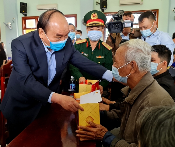 Chủ tịch nước Nguyễn Xuân Phúc tặng quà người có công.