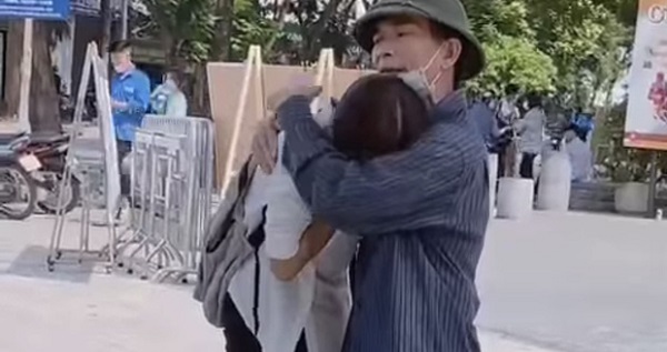 Người cha an ủi cô con gái làm bài thi không tốt khiến nhiều người cảm động