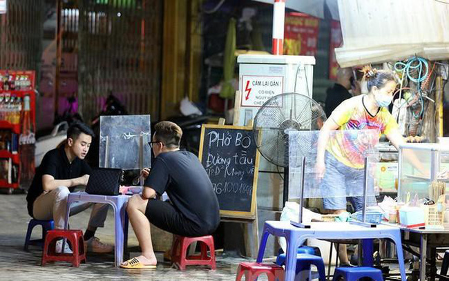 Hà Nội: Người bán nước vỉa hè, thợ cắt tóc sẽ được nhận tiền hỗ trợ 