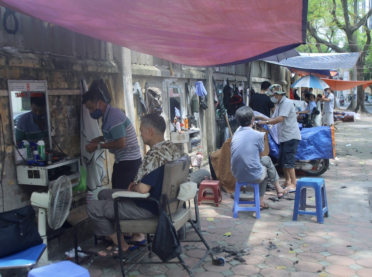 Hà Nội: Người bán nước vỉa hè, thợ cắt tóc sẽ được nhận tiền hỗ trợ  - Ảnh 2
