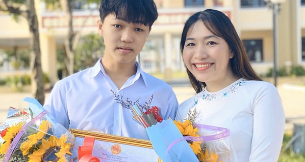 Thi tốt nghiệp THPT: Nam sinh đầu tiên đạt 10 điểm Văn chính thức lộ diện, Giám đốc Sở GD-ĐT khẳng định "có thang điểm trên 10 cũng cho thêm"