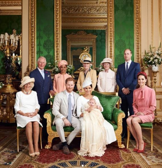 Bé Archie chụp ảnh cùng bố mẹ, ông bà và hai bác sau lễ rửa tội trong căn phòng ở lâu đài Windsor. Ảnh: Instagram.