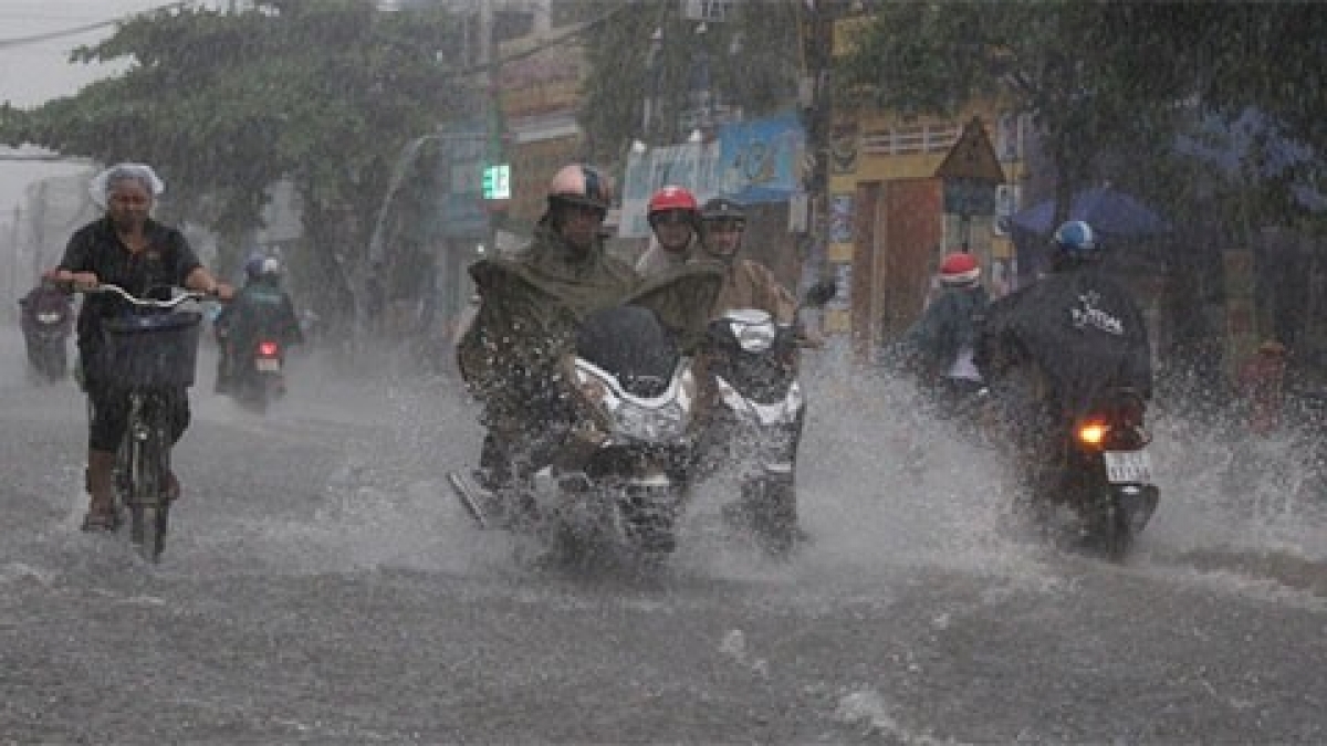 Xuất hiện vùng áp thấp trên Biển Đông, Hà Nội, các tỉnh miền Bắc và Thanh Hóa có mưa dông