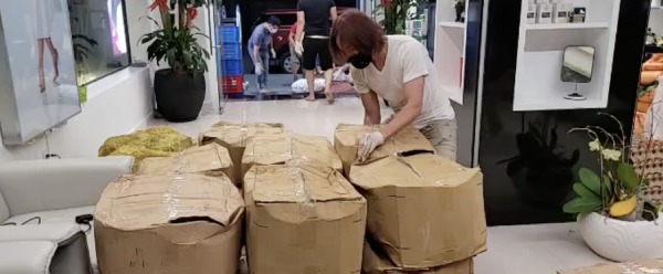 Chồng nghệ sĩ Việt Hương đang chuẩn bị đồ để đi từ thiện
