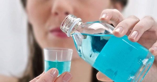 Nên súc họng như thế nào để ngăn ngừa Covid-19?