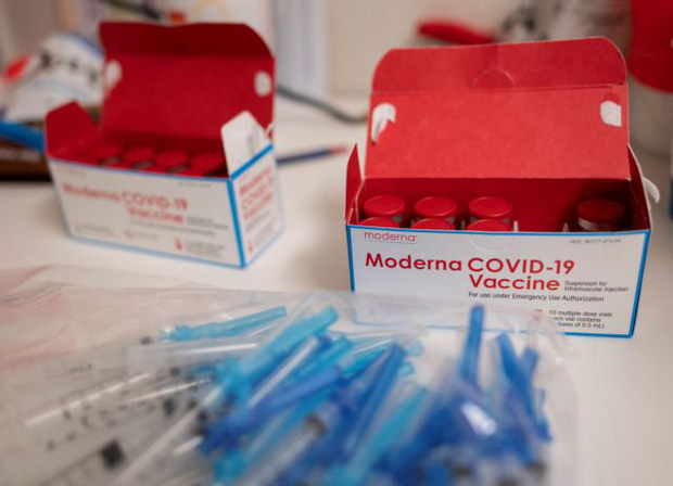 Hộp vaccine Moderna phòng COVID-19