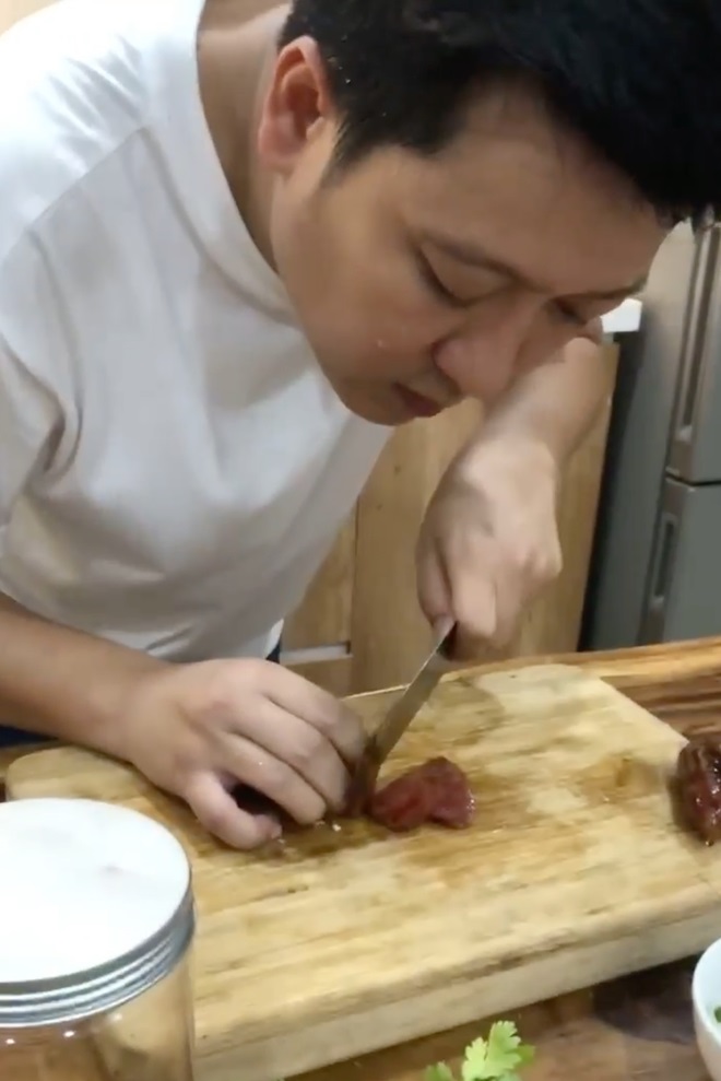 Con gái 3 tuổi của Trường Giang có sở thích xem vlog nấu ăn của bố - Ảnh 3