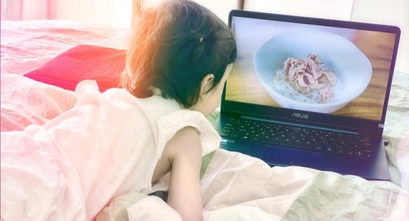 Con gái 3 tuổi của Trường Giang có sở thích xem vlog nấu ăn của bố - Ảnh 1