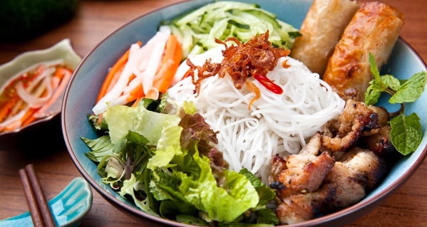 1 hộp bún thịt nướng bao nhiêu calo? Ăn bún thịt nướng có béo không?