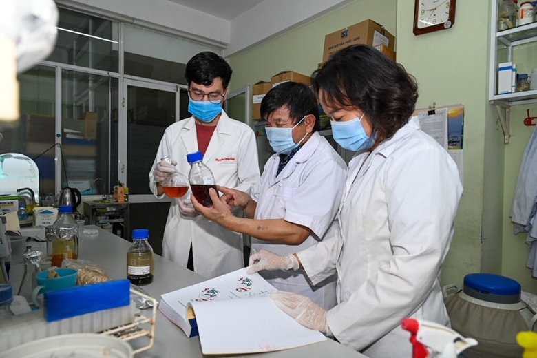 PGS.TS Lê Quang Huấn (giữa) cùng các cộng sự nghiên cứu thuốc Vipdervir. Ảnh: Dangcongsan