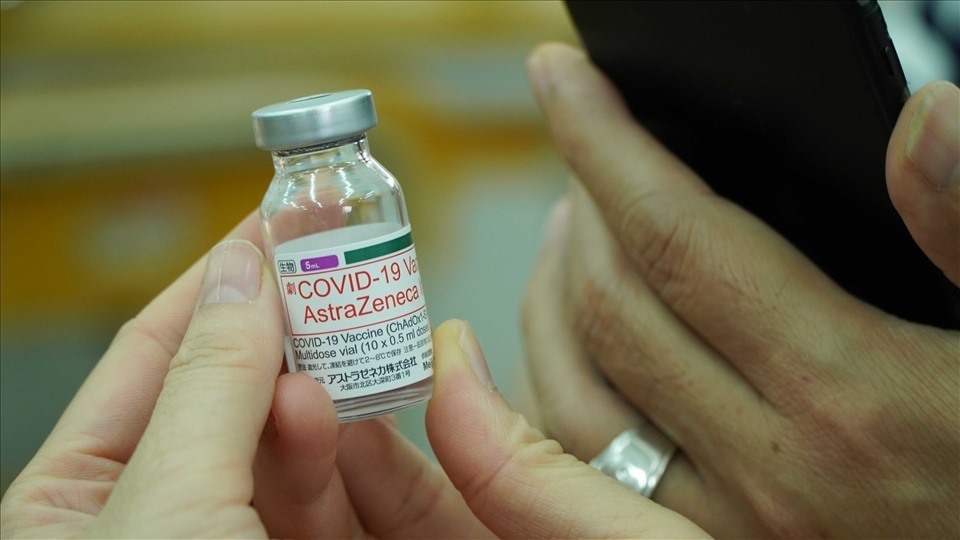 Thêm tác dụng phụ hiếm gặp khi tiêm vaccine AstraZeneca - Ảnh 1