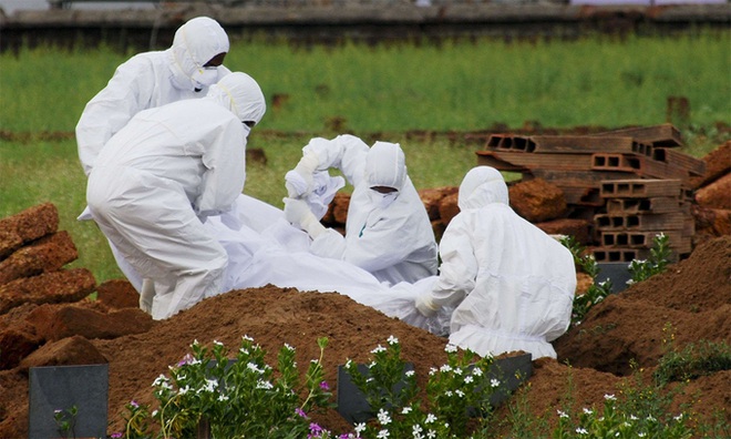 Nhân viên y tế Ấn Độ chôn thi thể một người nhiễm virus Nipah ở bang Kerala tháng 5/2018. Ảnh: AP.