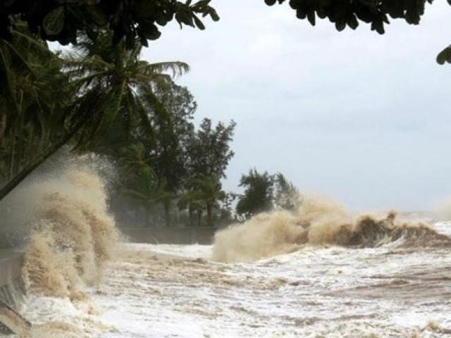 Áp thấp nhiệt đới suy yếu từ bão số 5 vẫn ở trên biển và chưa vào đất liền