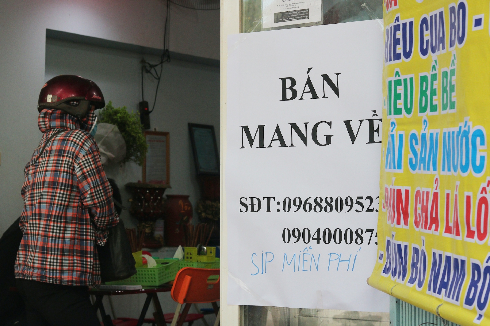 Hà Nội, 22 quận, huyện được mở lại cửa hàng ăn uống bán mang về và một số cơ sở dịch vụ khác - Ảnh Thanhnien