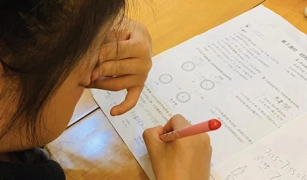 Hễ làm Toán là mắt bé gái lại sưng húp, ngứa ngáy, dị ứng, không nhìn rõ