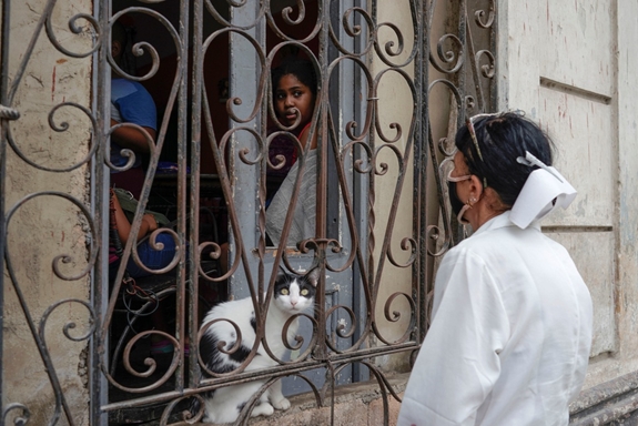 Y tá đến nhà người dân vận động tiêm chủng ở Havana, ngày 17-6. Ảnh: Reuters.